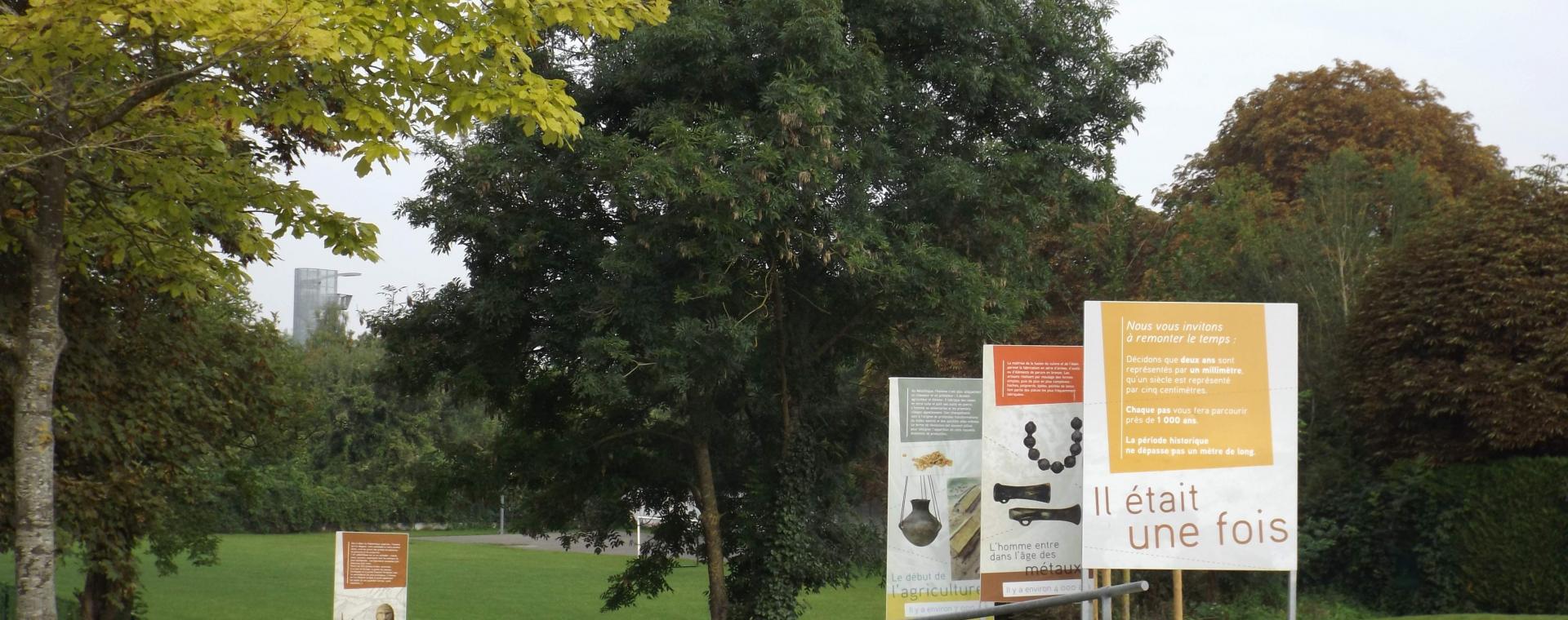 Photo de l'entrée du jardin archéologique de Saint-Acheul avec ses panneaux d'interprétation.