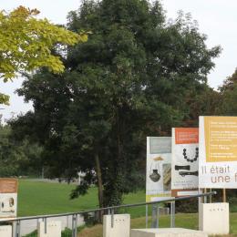 Photo de l'entrée du jardin archéologique de Saint-Acheul avec ses panneaux d'interprétation.