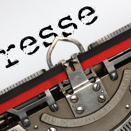 Photo illustrant le domaine de la presse avec machine à écrire et texte presse écrit sur une feuille blanche